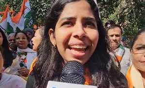 पिता संदीप दीक्षित के समर्थन में बेटी तारा यामिनी ने किया रोड शो, कहा- कांग्रेस के पक्ष में है माहौल